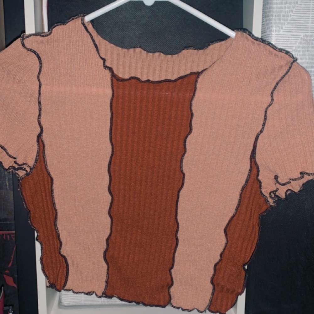 Patterned brown cropped shirt